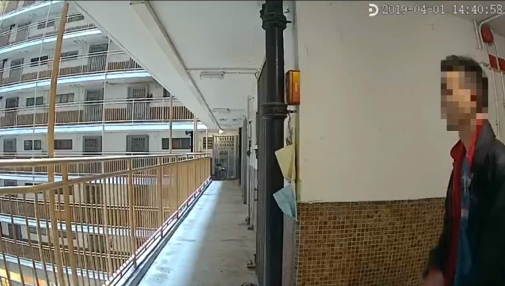 可疑男子於湖景邨湖光樓一個單位撬門。網上圖片
