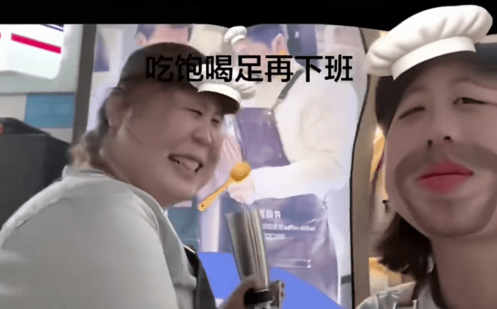 瑞幸咖啡店員玩奶油槍往嘴裡噴，「吃飽喝足下班」影片惹議。
