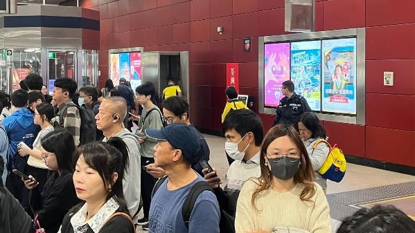 月台擠滿乘客。讀者提供