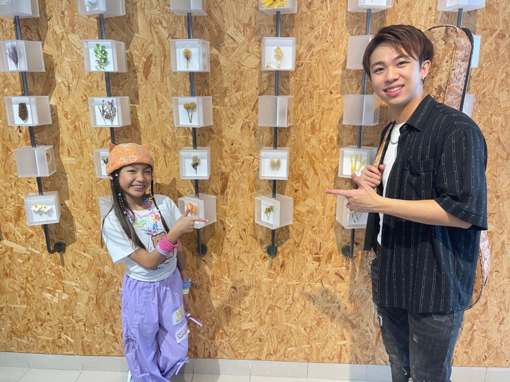 兩人到觀塘的慕光英文書院,為《樂力慈善音樂會2025 School Tour》演出。 兩人到觀塘的慕光英文書院,為《樂力慈善音樂會2025 School Tour》演出。