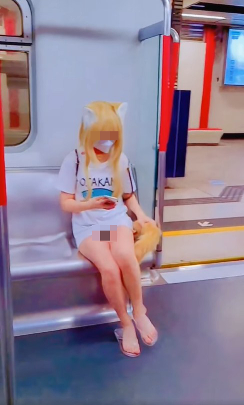 一名以野性貓咪cosplay打扮的港女，懷疑無穿底褲兼肛塞「狐狸尾」情趣用品乘搭港鐵。(影片截圖)