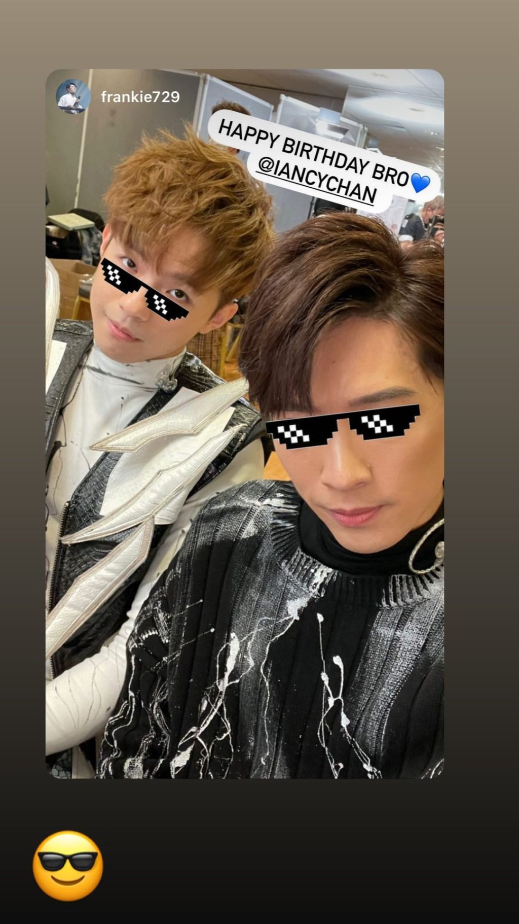 Frankie上載二人「黑超」自拍。