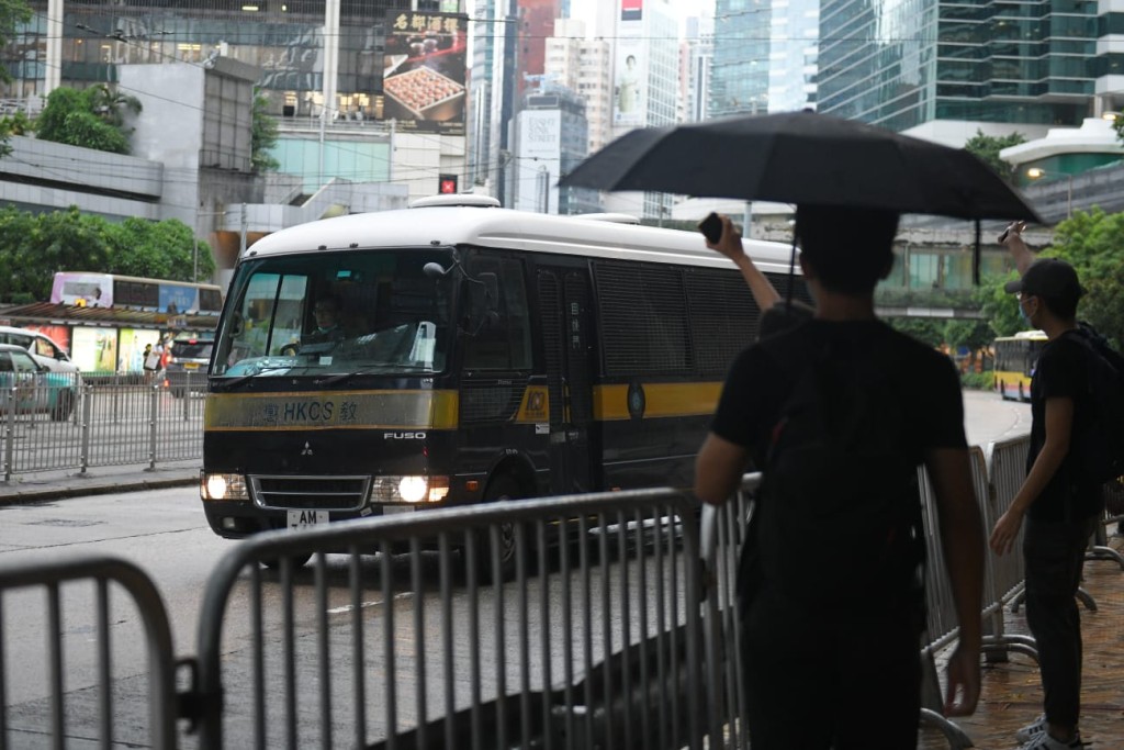 唐英傑由囚車押離法院。