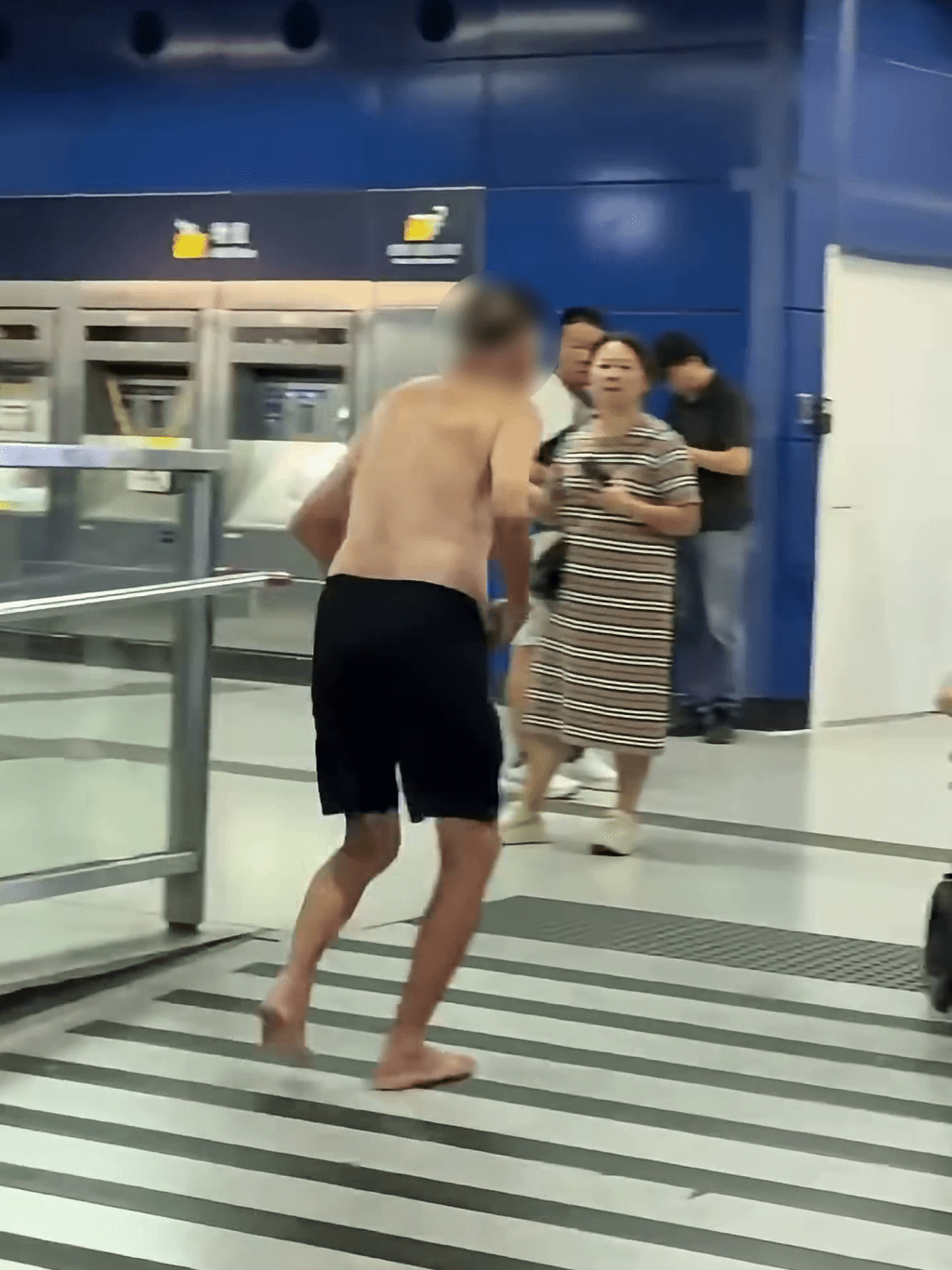 阿伯赤裸上身,光腳敗逃。 阿伯赤裸上身,光腳敗逃。