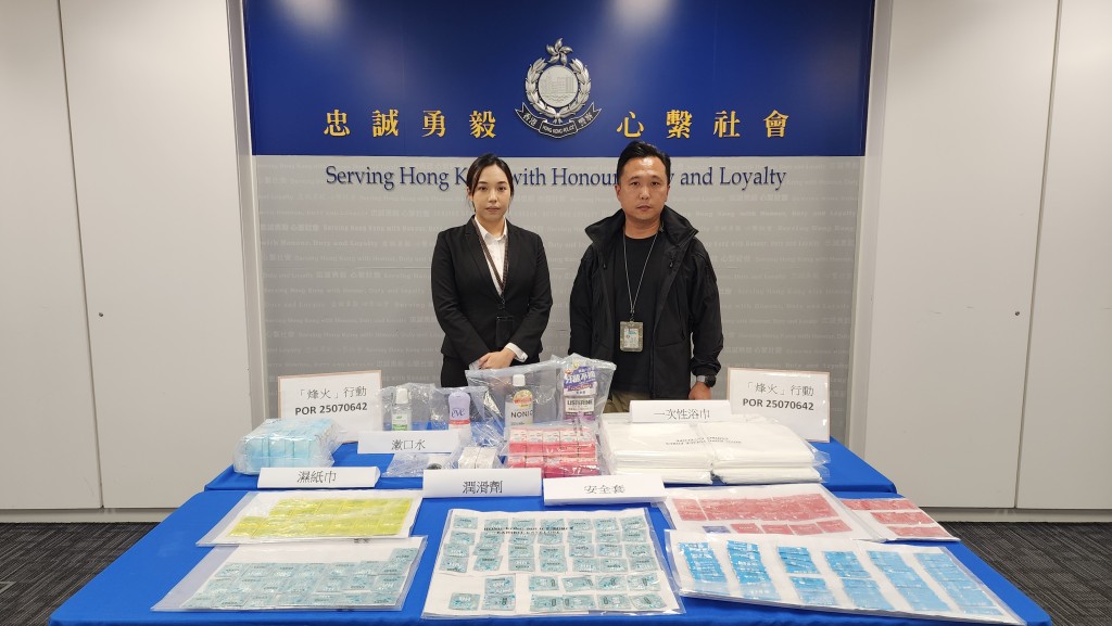 油尖警區特別職務隊第一隊督察李穎曦(左)向傳媒交代案情。黃文威攝 油尖警區特別職務隊第一隊督察李穎曦(左)向傳媒交代案情。黃文威攝