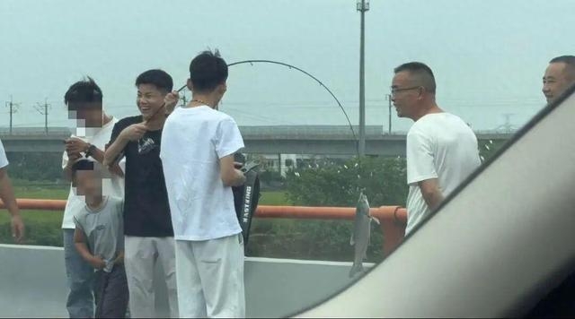 塞車塞出鬆弛感，車主落車釣魚「一擊即中」。