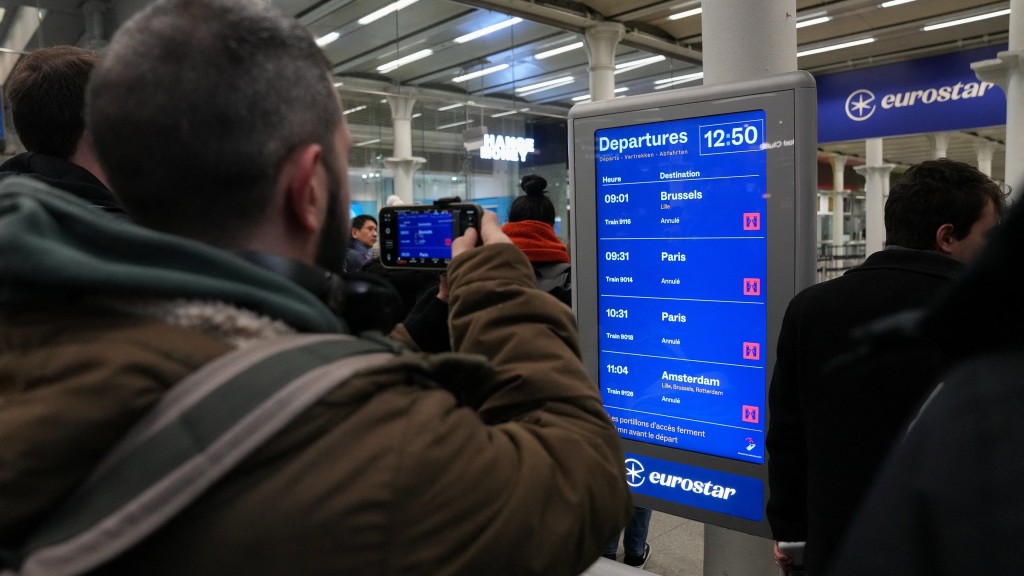 一名乘客拍下顯示Eurostar列車停駛的列車資訊屏幕。 路透社