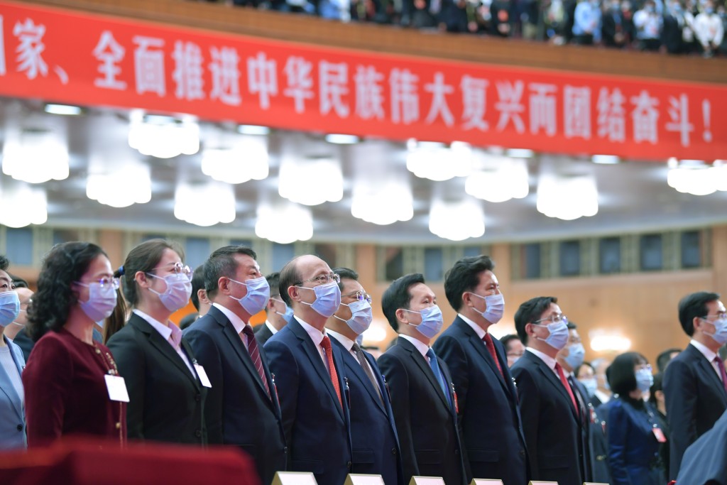 奏唱國歌期間一眾代表肅立。新華社圖片