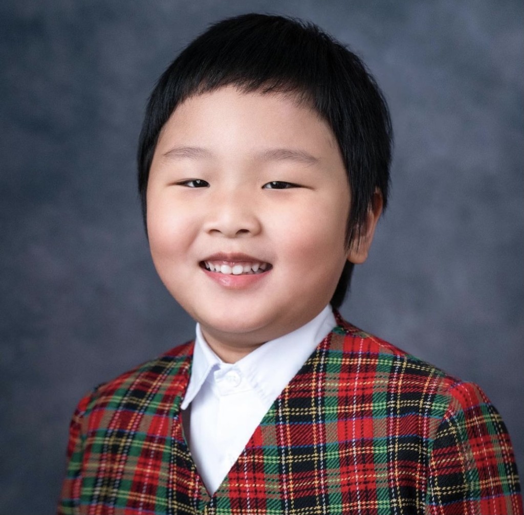 身穿紅色格仔褸襯白裇衫的AJ ，非常「sharp 醒」。