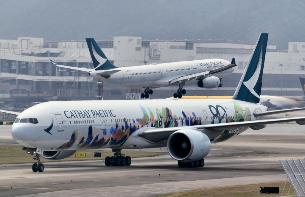 國泰航空表示,由於超強颱風薔琵逼近台北,現豁免航班重新訂位及更改航點的手續費用。 國泰航空表示,由於超強颱風薔琵逼近台北,現豁免航班重新訂位及更改航點的手續費用。