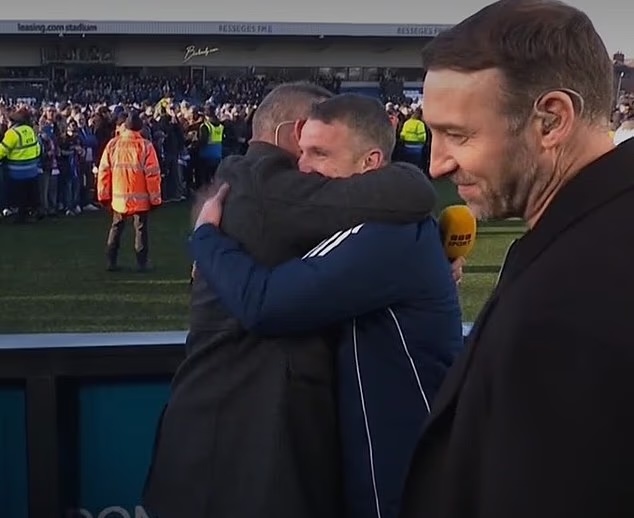 朗尼兄弟賽後感動相擁。BBC截圖 朗尼兄弟賽後感動相擁。BBC截圖