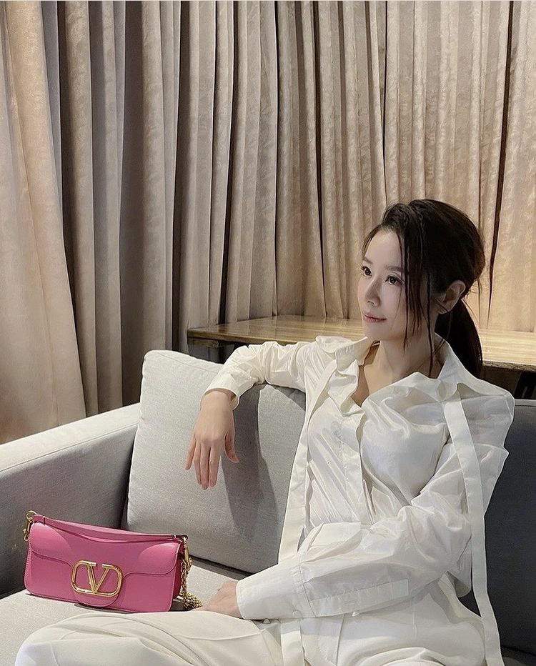 因劇集<華燈初上>人氣急升的台灣女星林心如，以Valentino春夏系列的白色恤衫/$13,500及闊腳西褲/$13,500，配搭粉紅色Valentino Garavani Loco Bag/$19,500，造型硬朗清新。（Valentino/圖片源自林心如Instagram）