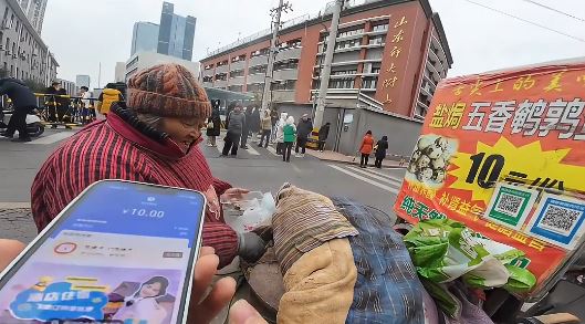 宋愛玉82高齡仍擺攤買鵪鶉蛋，希望儘快把欠下的醫藥費還清。抖音