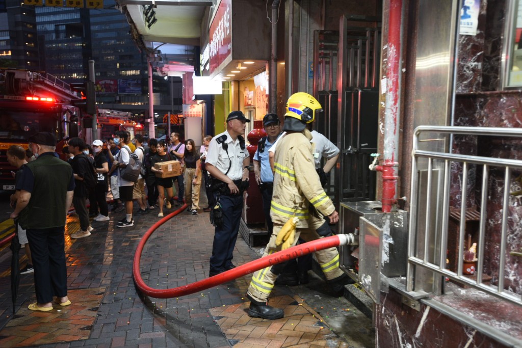 消防出動一喉一煙帽隊灌救。