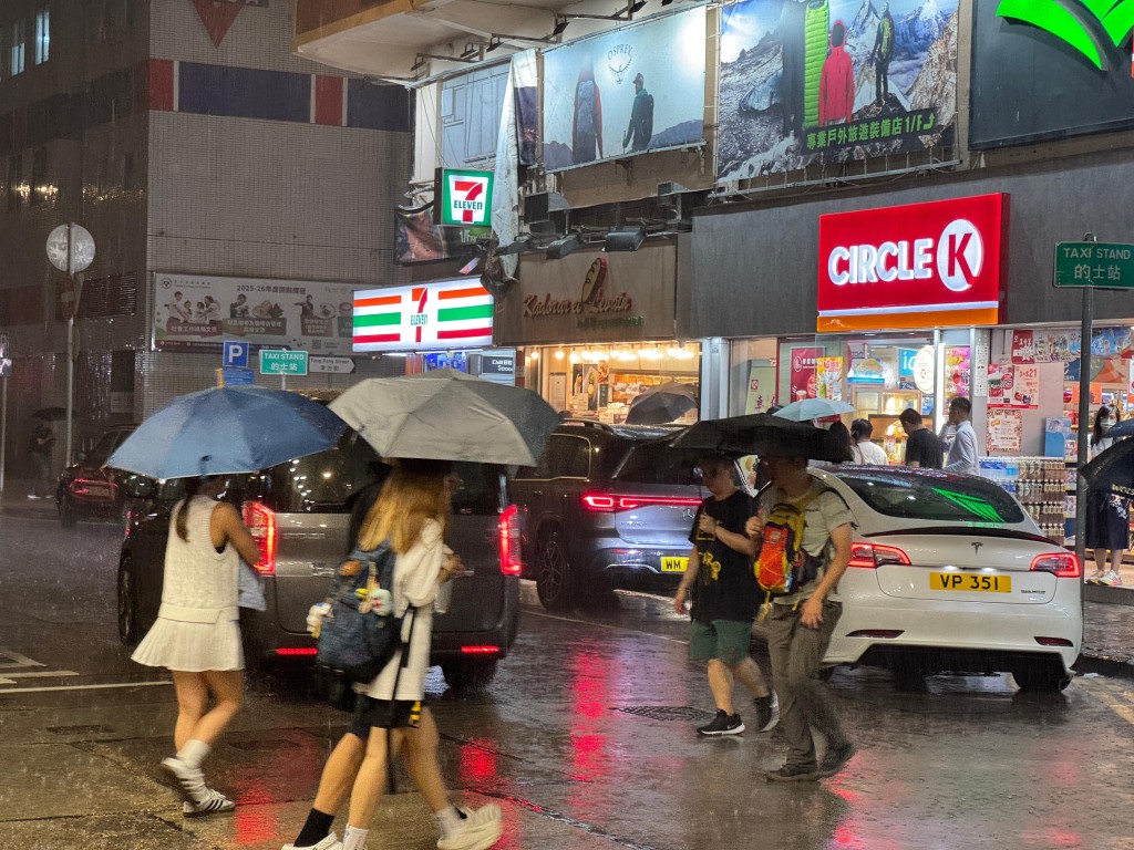 天文台在晚上8時正，發出黃色暴雨警告信號。陳俊豪攝