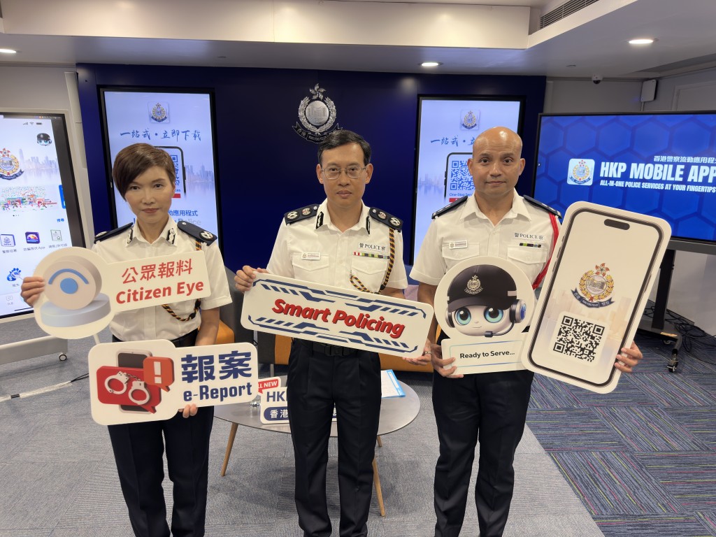 關翠貞（左）退休前為警務處助理處長（資訊系統）。