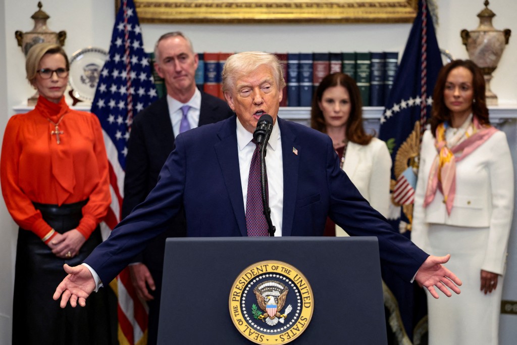 司法部否認是為了保護特朗普而下架他的照片。路透社