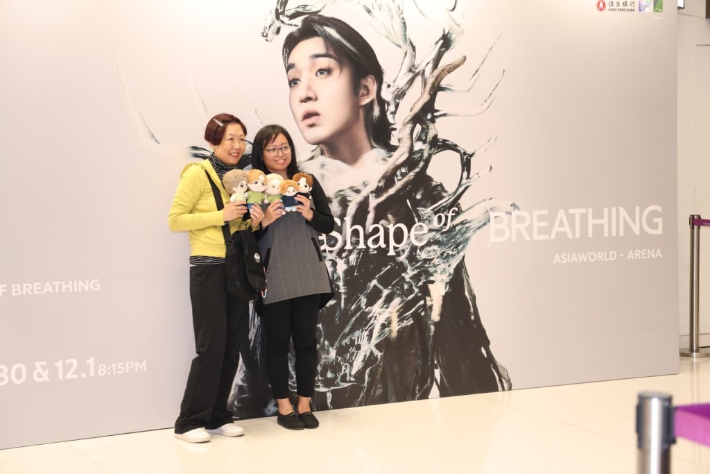 柳柳粉排隊拍照。 柳柳粉排隊拍照。