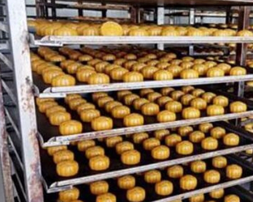 上海警方捣破月饼制假工场。（央视截图）