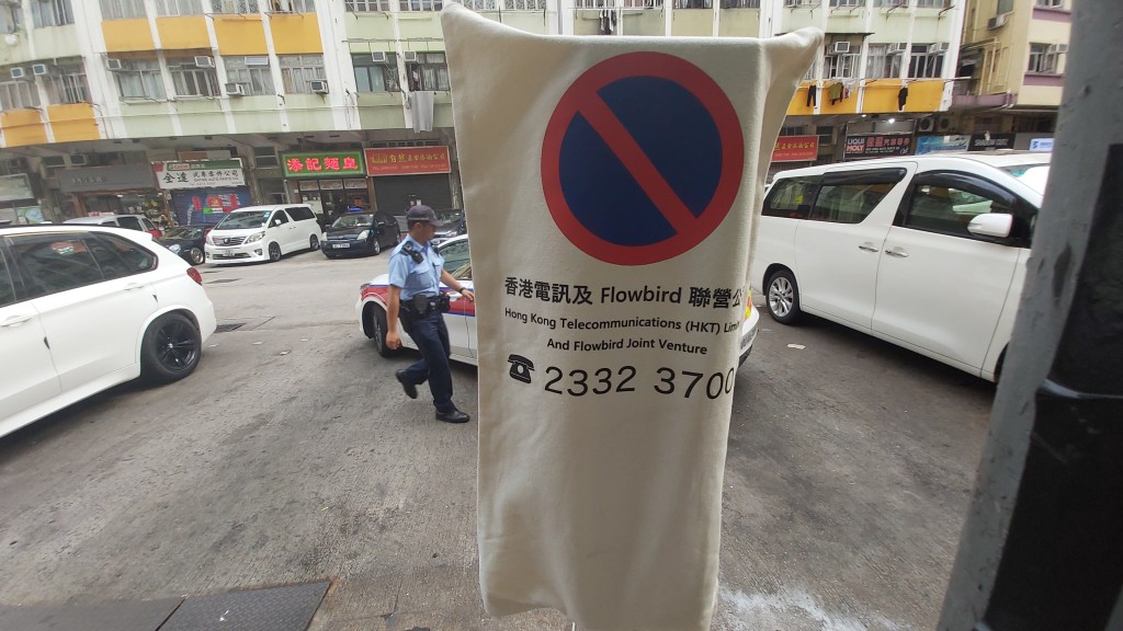 車房外的咪錶位停用。 車房外的咪錶位停用。