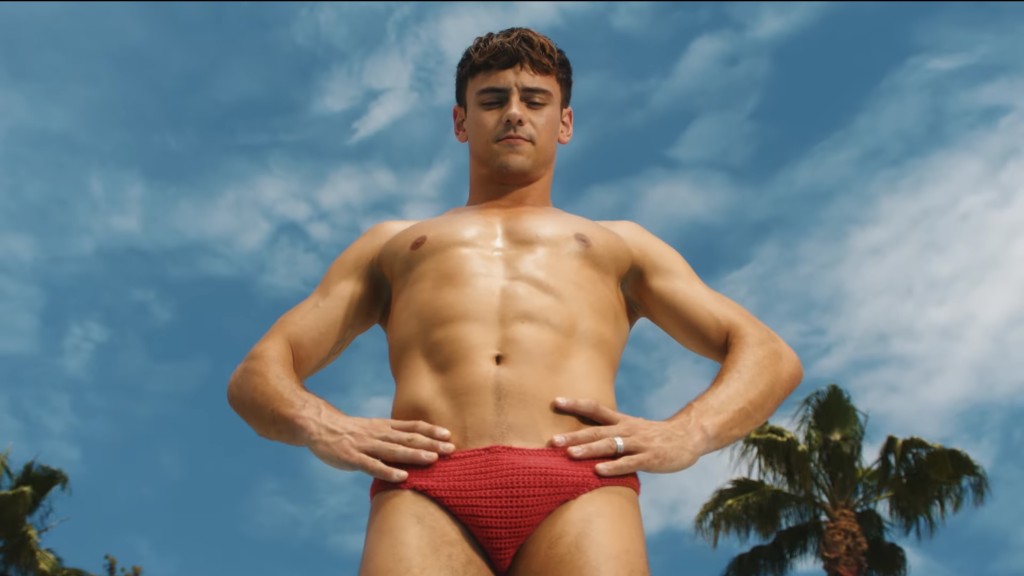 戴利在宣傳片中展示腹肌。 Tom Daley