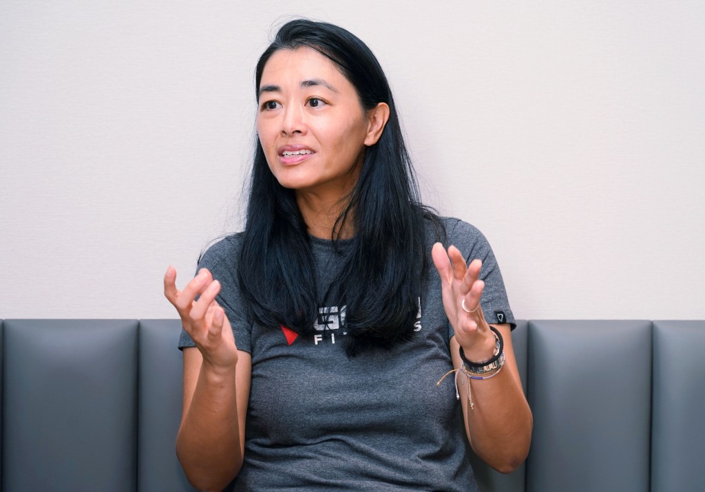 對於同業瘋狂擴張,甚至一區有約7間分店,陳匡俐質疑「係咪有咁嘅需要呢? I don’t really know(我不太清楚)。」 對於同業瘋狂擴張,甚至一區有約7間分店,陳匡俐質疑「係咪有咁嘅需要呢? I don’t really know(我不太清楚)。」