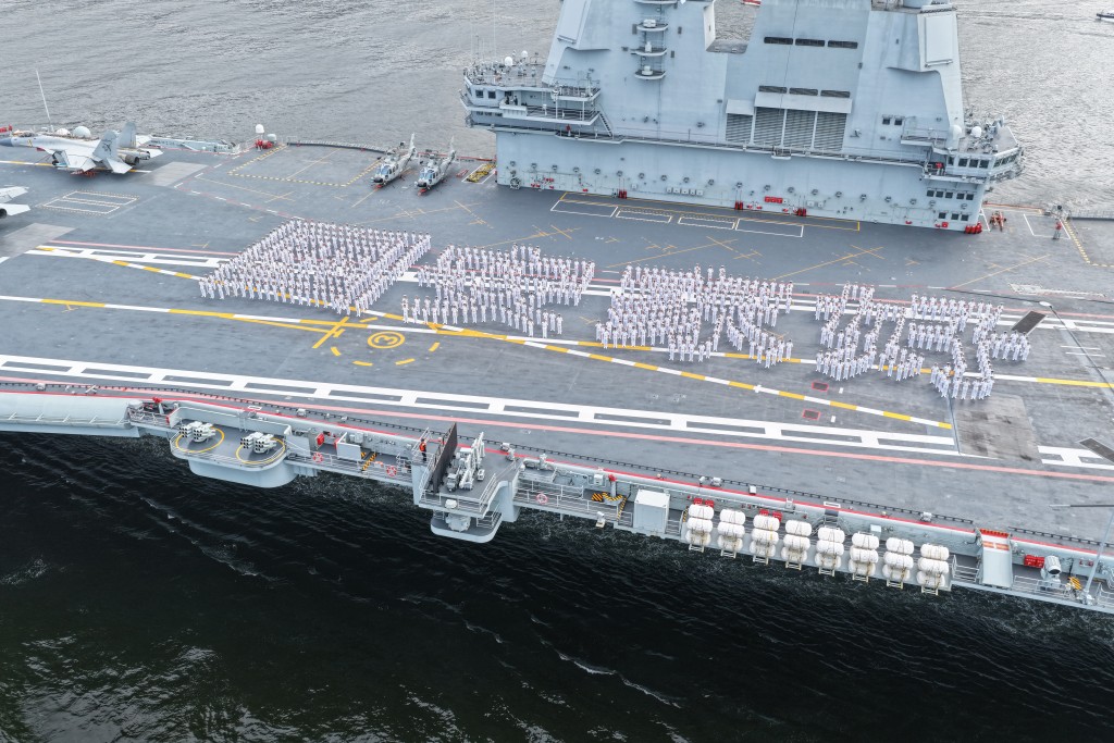 山東艦上700多名海軍官列出「國安家好」四個大字。新華社圖片