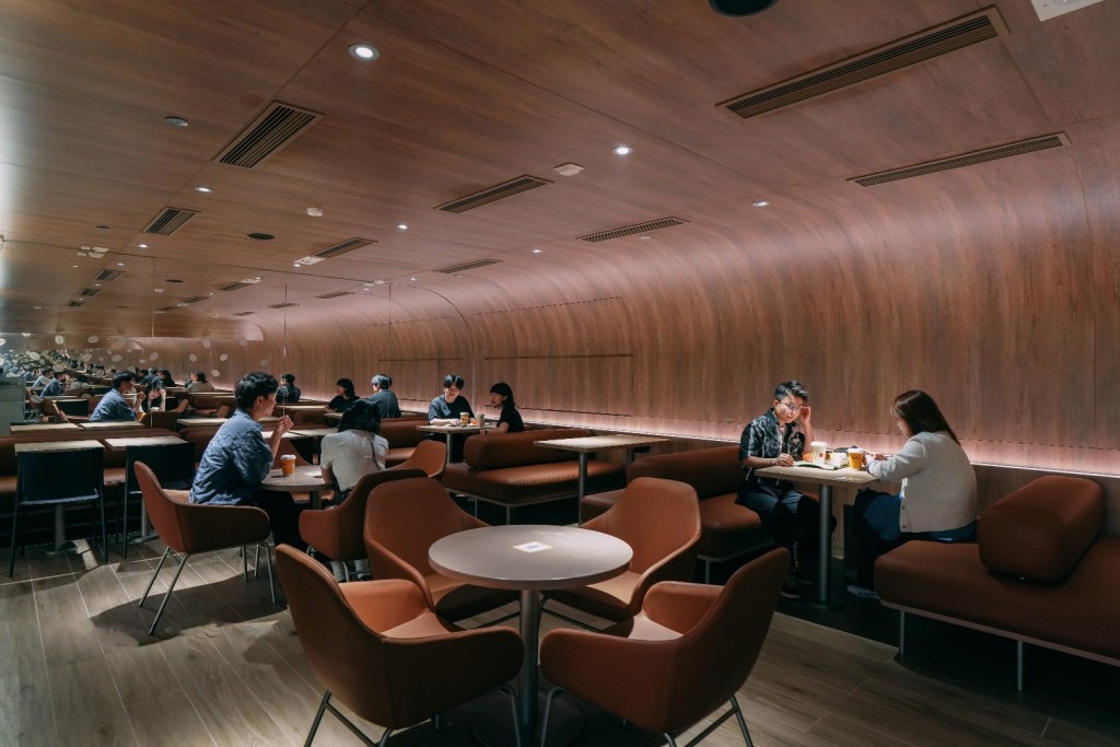 麥當勞金鐘旗艦店翻新後,用餐空間增加三成。 麥當勞金鐘旗艦店翻新後,用餐空間增加三成。