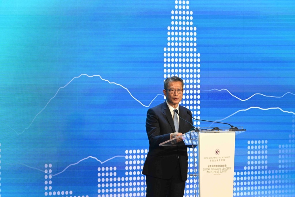 陳茂波在金融峰會致辭時無戴口罩。（資料圖片）