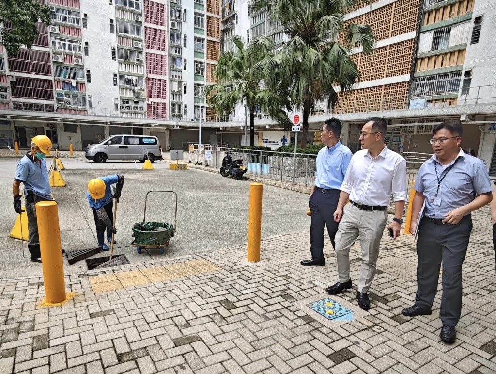 房屋署副署長（屋邨管理）康榮傑視察屋邨防風措施。何永賢fb圖片
