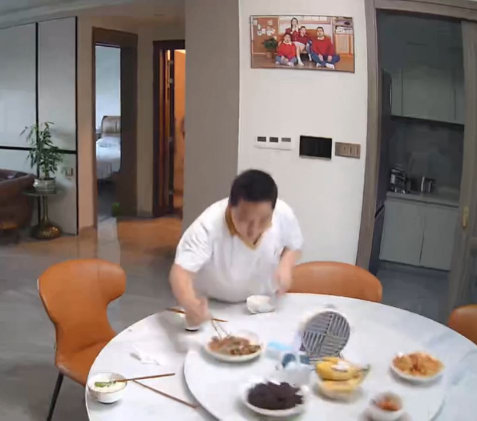 「幹飯哥」逃生不忘多扒兩口飯的趣怪模樣，在網上爆紅。抖音＠洋洋