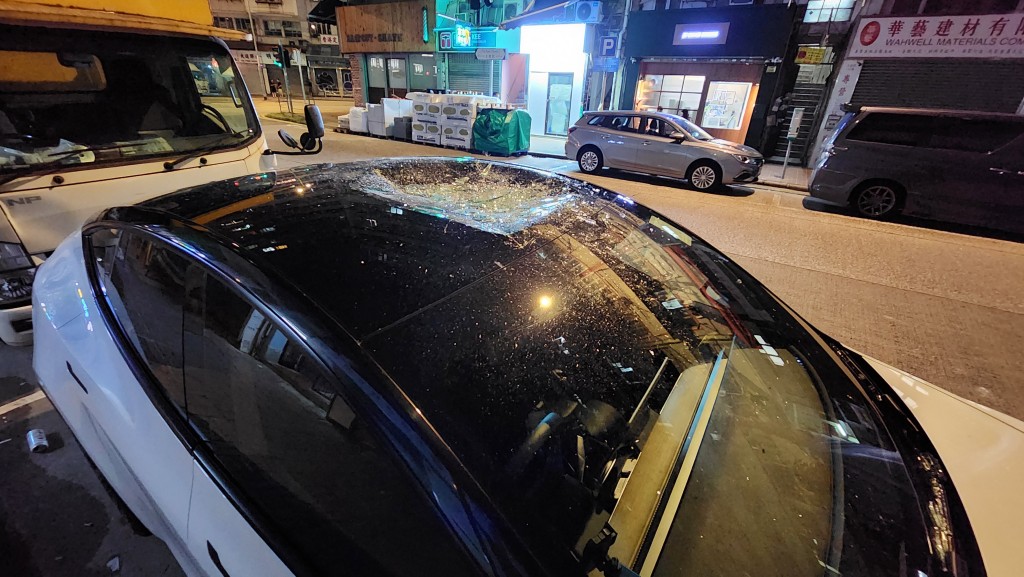 白色Tesla私家車天窗玻璃碎裂。