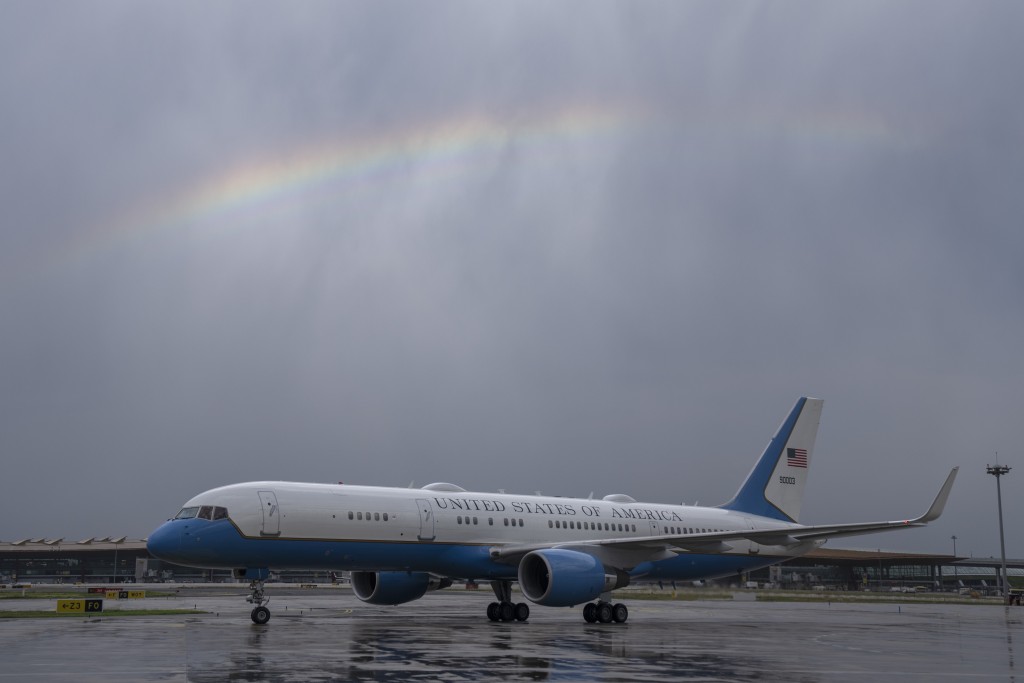 耶伦昨日到达北京时，她的专机上空出现彩虹。　美联社
