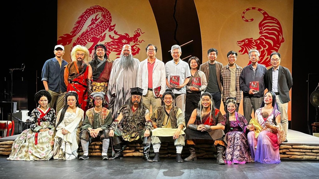 蕭楚基及文化及體育旅遊副局長劉震，與一眾《伏虎降龍》台前幕後演員大合照。