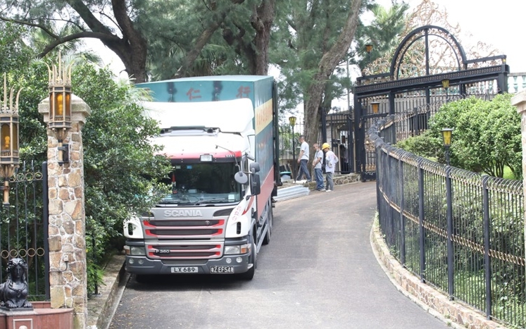 今早有工人將大貨車搬下長鐵。