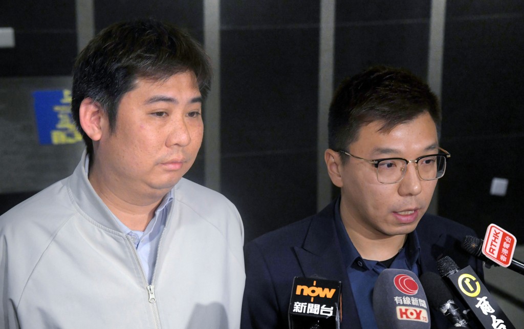 大埔区议员胡绰谦（左）表示，有居民向他反映，「唔想有记者跟上去」。