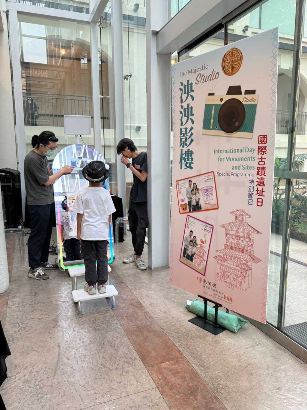 現場設有漢朝流行的投壺遊戲，參加者可親身體驗古人宴會中的經典娛樂。「泱泱影樓」提供互動拍攝體驗，大小朋友都可輕鬆參與，留下專屬紀念。（圖片來源：古物古蹟辦事處）