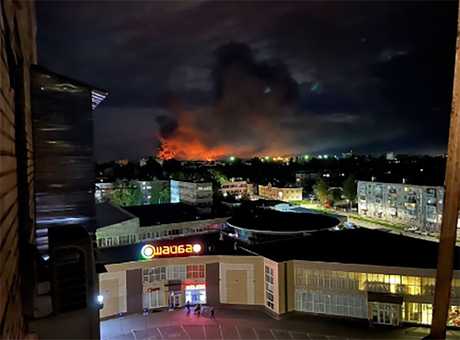  俄罗斯普斯科夫市遇袭起火，冒出浓烟。美联社