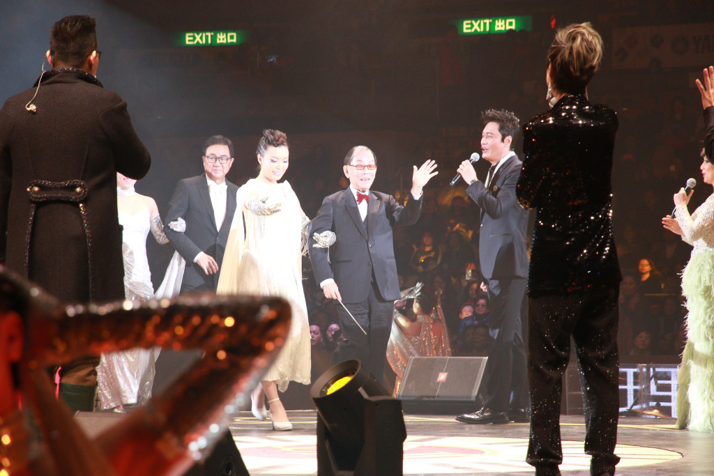 顾嘉辉2016年举行一连两场慈善演唱会于红馆开锣，图为辉哥(红煲呔者)被邀请上台当指挥。