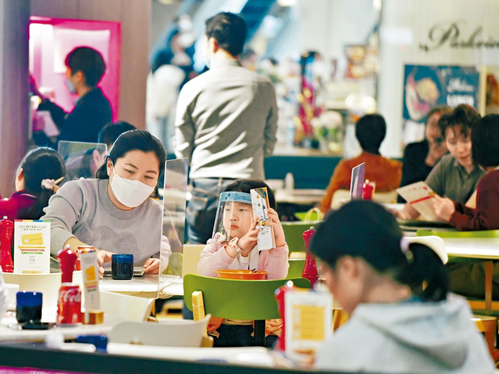 小朋友在餐廳內進餐，都要戴好面罩防疫。