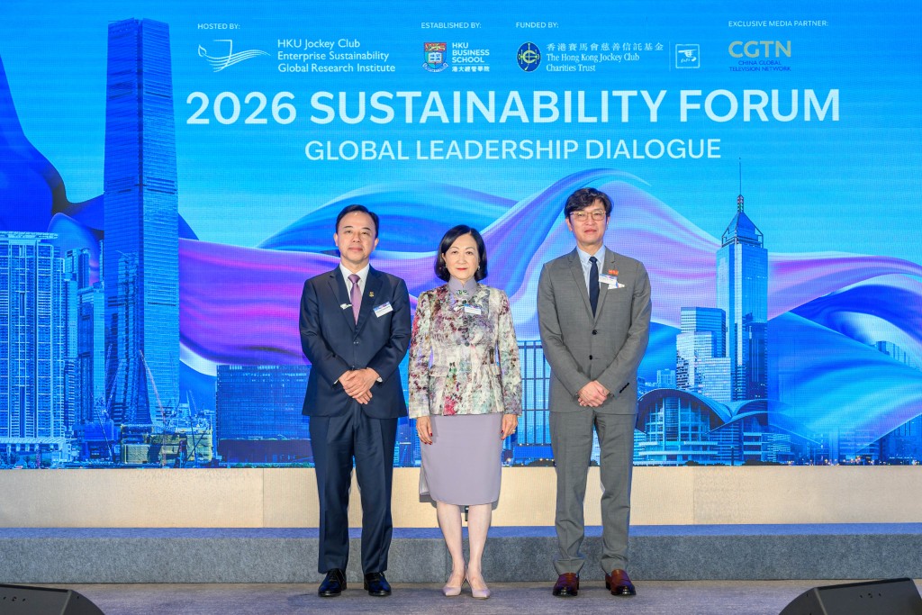 香港特別行政區行政會議非官守議員召集人葉劉淑儀（中）；香港賽馬會董事陳衍里醫生（右）；以及香港大學校長張翔教授（左）出席2026可持續發展高峰會開幕典禮。