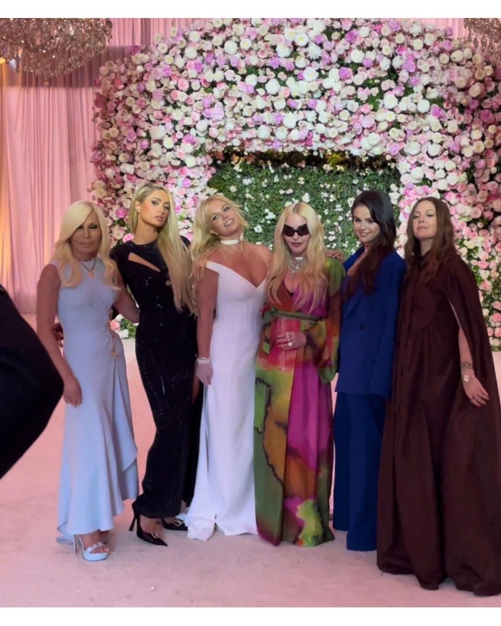 Britney Spears婚禮請來麥當娜（右三）、Selena Gomez（右二）等紅星到場。