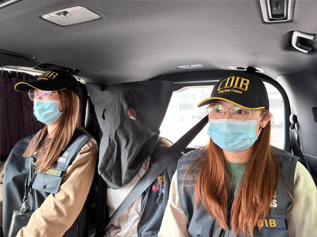 第二宗案件中涉案的被捕女子(中)。 第二宗案件中涉案的被捕女子(中)。