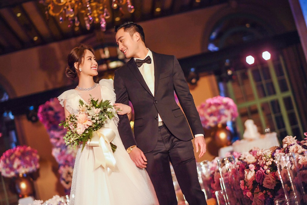 2017年賴弘國與阿嬌認愛，2018年1月阿嬌突然宣佈婚訊，同年5月兩人在美國舉行世紀婚禮。