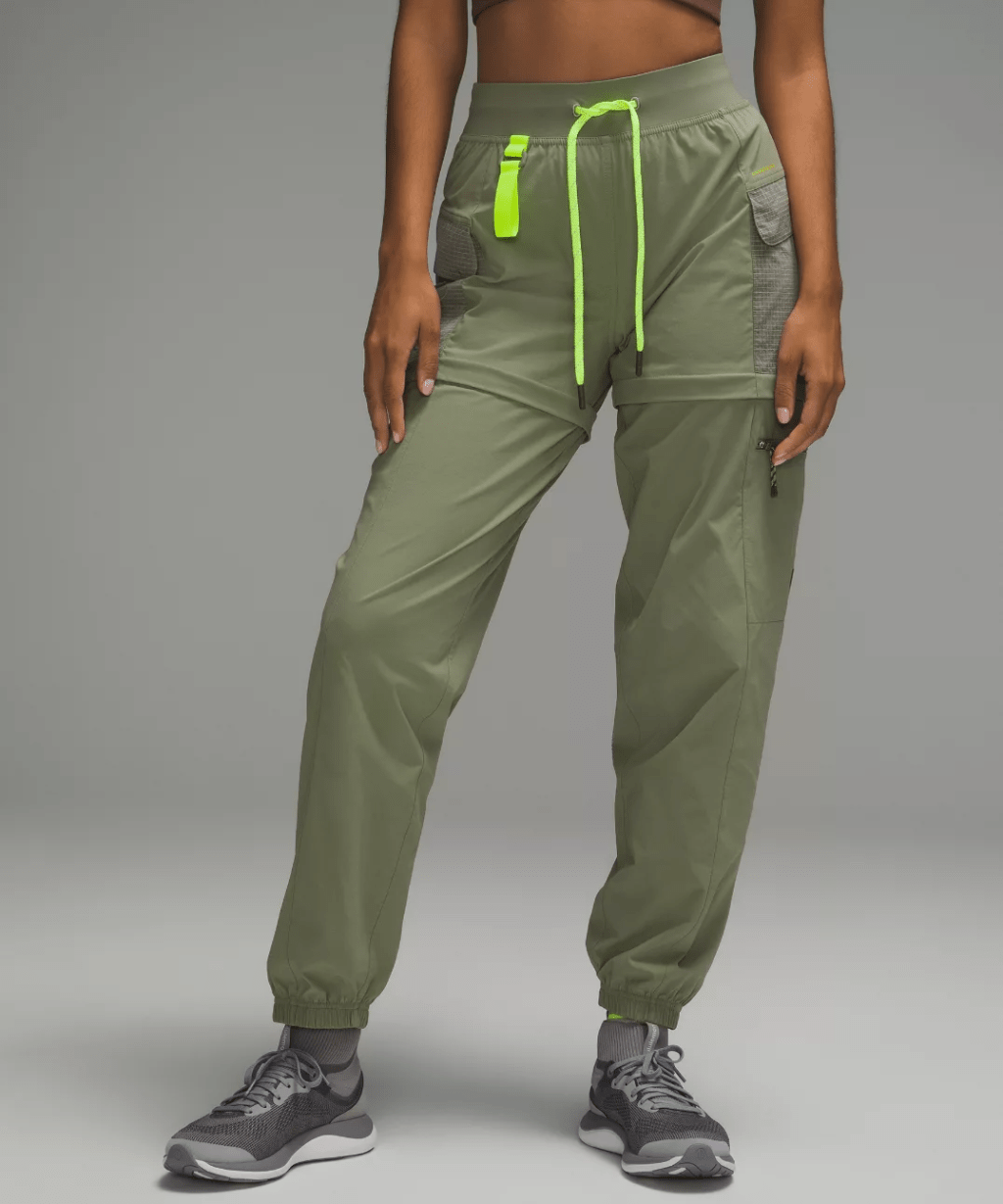 高腰Hiking Jogger/$1,780，膝蓋位置設拉鏈細節，可輕易將褲管拆除帶來多變穿搭 。