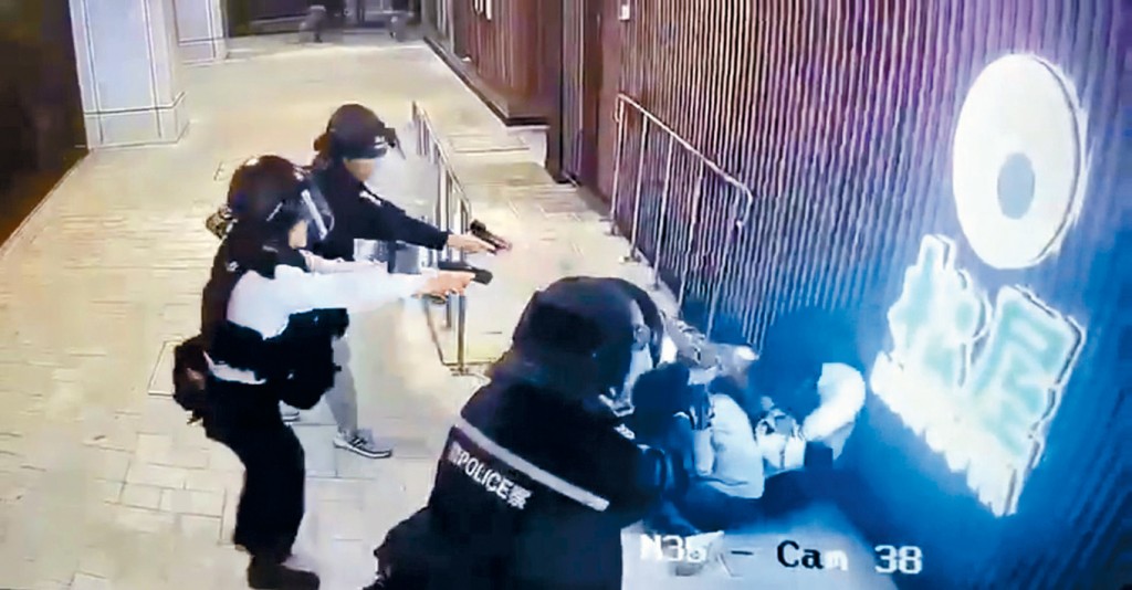 警员于今年1月15日晚上，在屯门市广场开枪制服持刀男子。