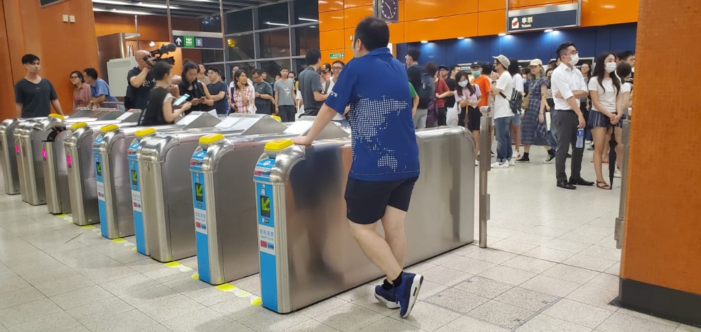 寳琳站示威者打開閘門號召乘客免費搭車。