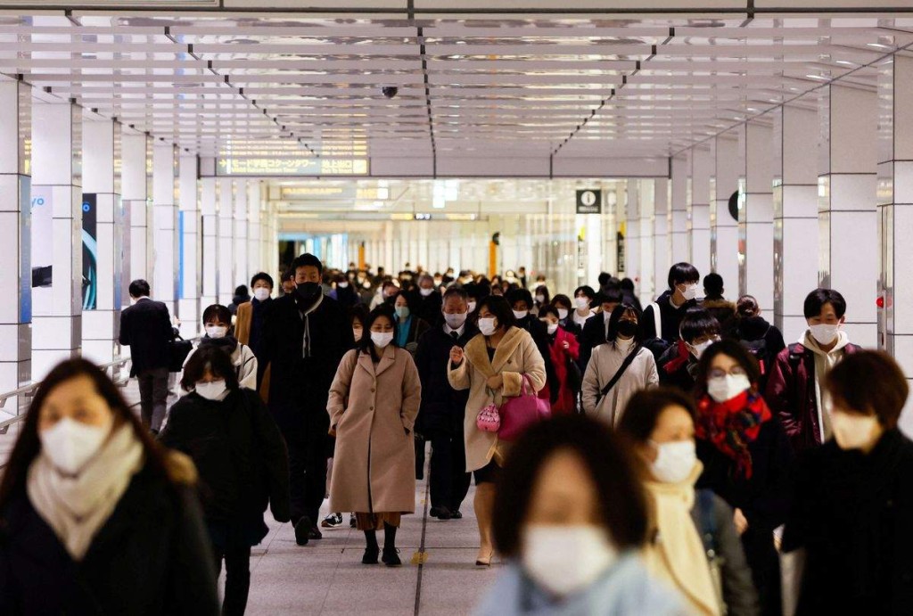 日本最快春天可解除室內口罩令。路透資料圖