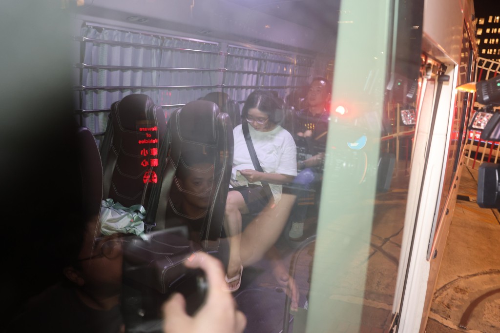 39歲姓關女子乘坐專車離開紅磡警署，之後前往將軍澳入境處總部再協助調查。曾志恒攝