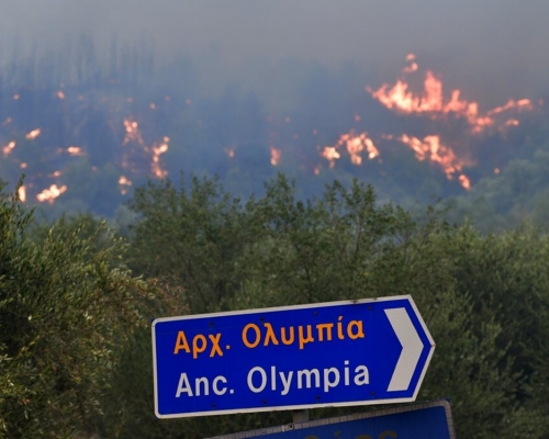 希臘在熱浪侵襲下錄得破紀錄高溫，多處發生山火。AP圖
